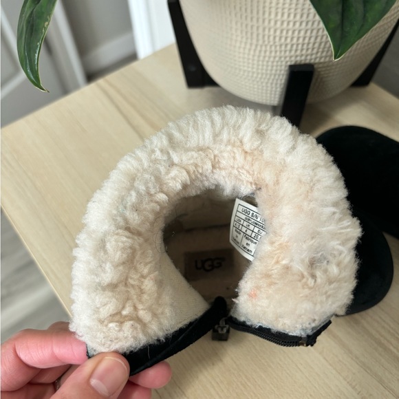 Two pairs of toddler Ugg boots - Picture 8 of 9